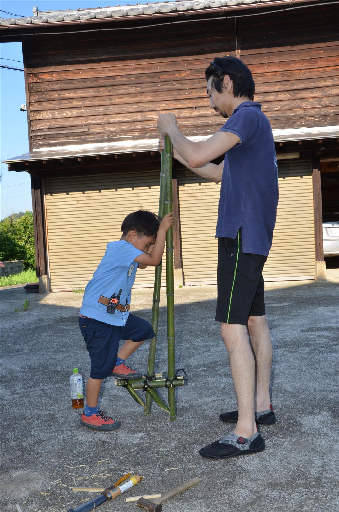 竹工作　Making Bamboo Stilts