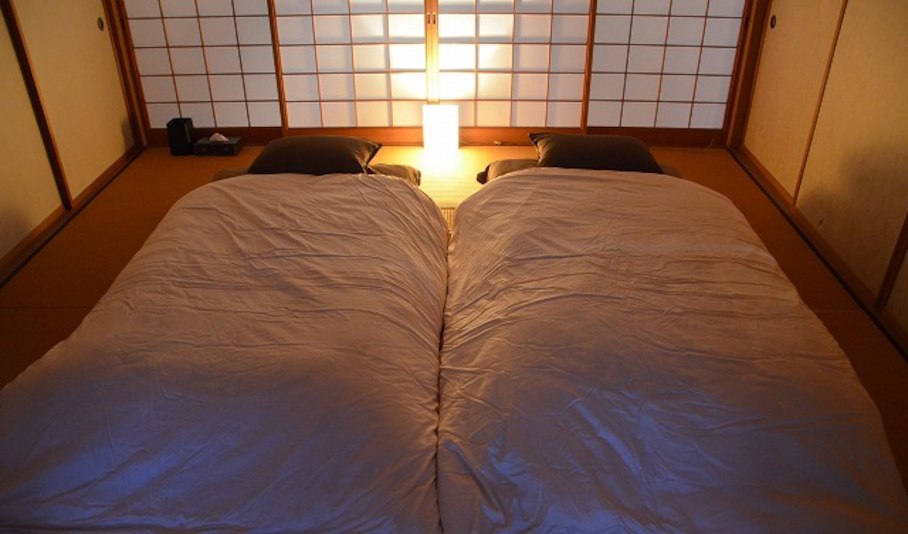 客室　寝具はふとんです　Guest room futon mattress
