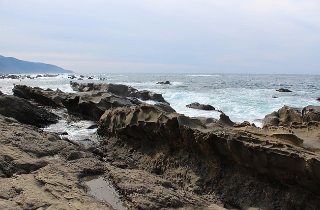 近くにある歴史的伝説の海岸「弁慶の洗濯岩」　Seashore with a historical legend - 'Washing Board of Benkei'